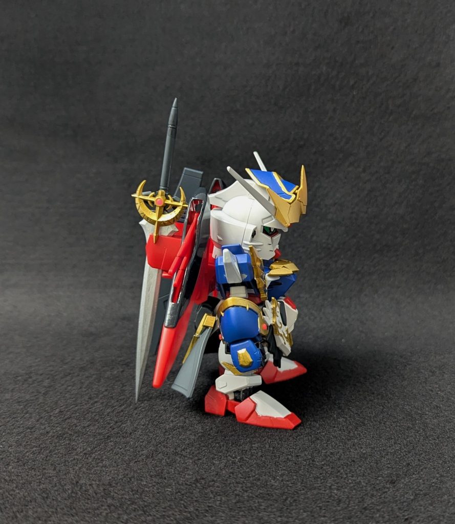 横から背中には原典通りアロンダイトと名無し砲をセット