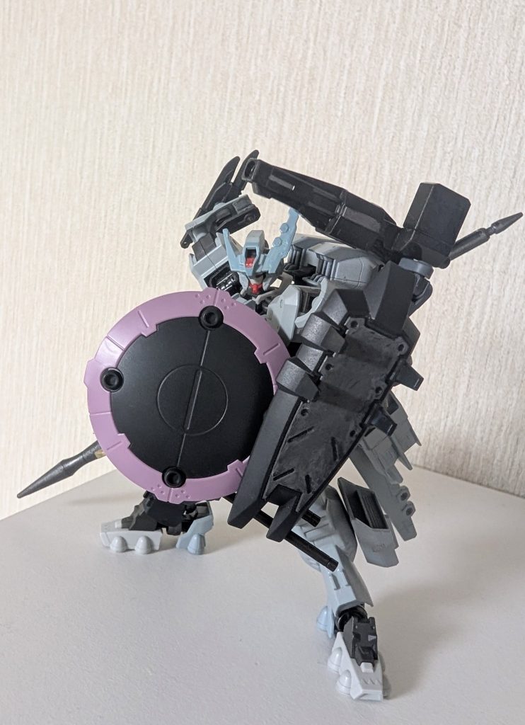 左肩にガンダム・ウヴァルのスパイクシールドを装備。脹脛外側には空戦仕様に引き続きスラスターユニットを装備。バックパックのアームユニットは左側をグレネードキャノン、右側をサブアームとした突撃仕様用のものに換装。グレネードキャノンはフラウロス用ショートバレルキャノンに弾倉を追加改造して作成しました。直撃によらずとも敵機付近で起爆する弾を連射できます。