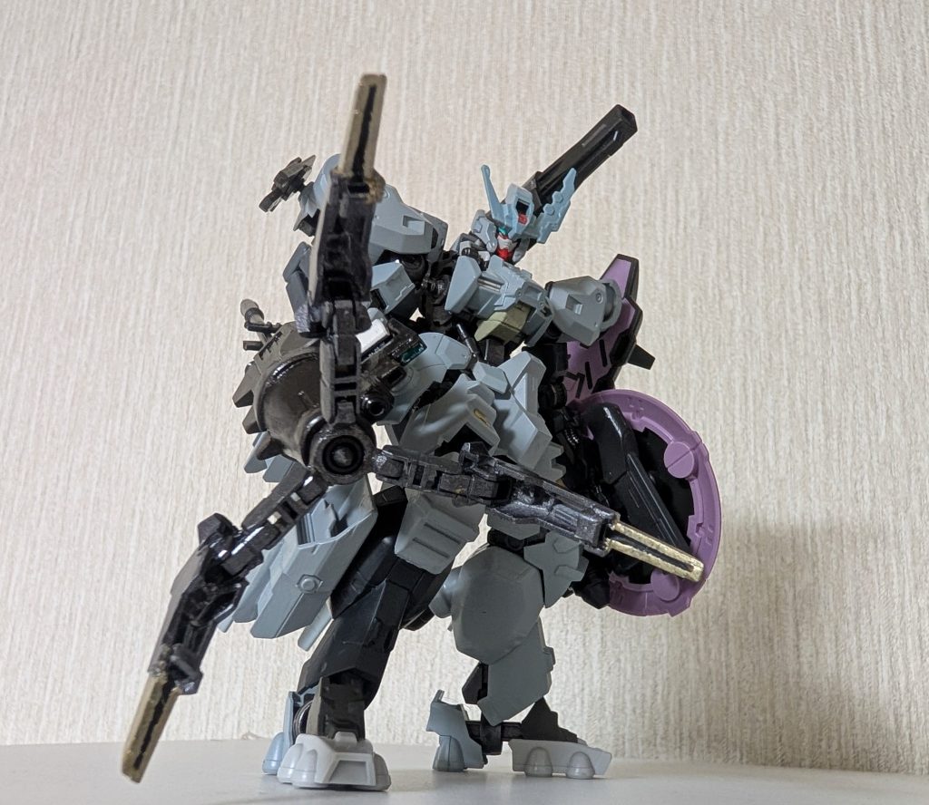 ギガントクラッシャーアームズの槍の穂先は刺したあと分離して爆破できます。穂先を外した後はアームを展開、クローモードに切替わります。