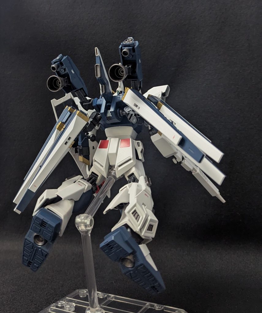 フィン・ファンネル接続アームもフレキシブルに可動するので機体の動きの妨げにはならないようになっている