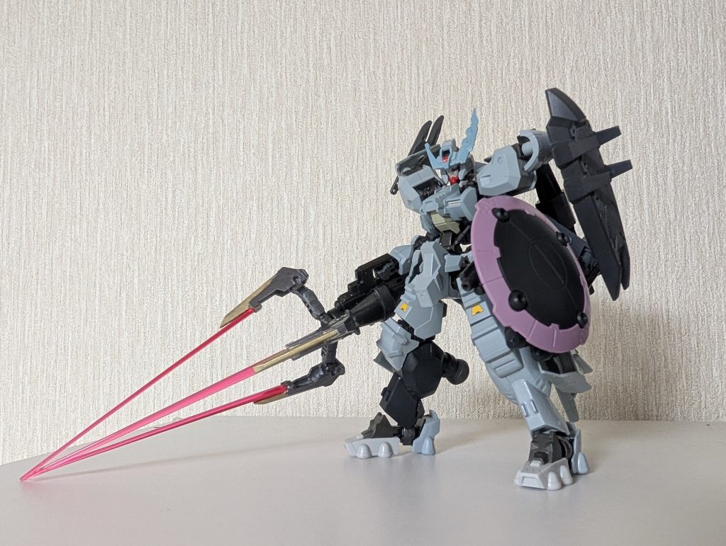 アーム先端にはビームクローを装備。