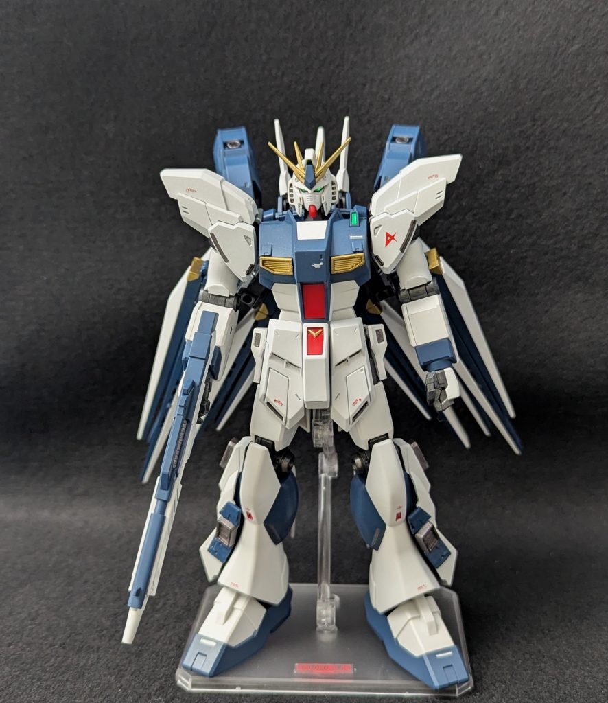 正面から基本装備は通常のνガンダムと同じものを使用脚部サイドにはスラスターユニットが増設されている