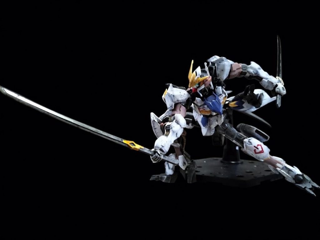 ガンダムフレームVという新規フレームが使われてるようで、これまでの鉄血キットより可動域も広く、関節周りの保持も強いのでポーズ保持もこれまでのものと比べものにならないほど優秀です！外装と一部パーツ差し替えで他の鉄血キットにもこのフレームを使えるとのこと。