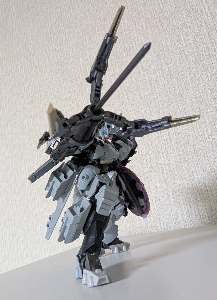 アームで敵機を拘束してパイルバンカーで仕留めます。