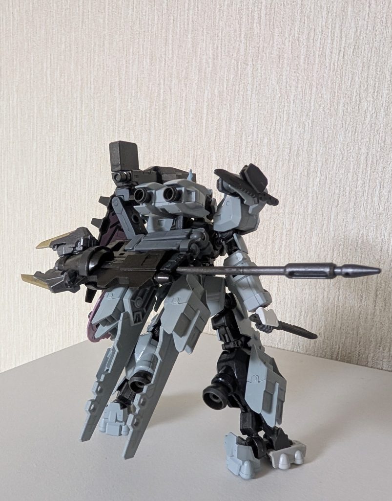 ギガントクラッシャーアームズはサブアームを介してバックパック後部に背負うこともできます。