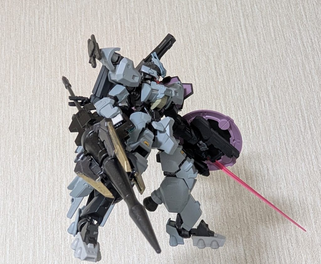 シールド側のグリップもありますが、通常は接続したショットガン側のグリップを握って装備します。