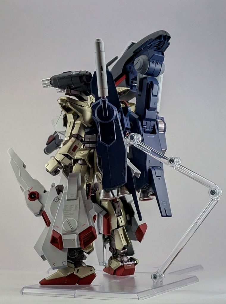 装甲の隙間から見えるフレームがかっこいいポイントだと思います。今回初めてDSPIAEの水性メタリックカラーを使ったのですがギラギラして良い感じ。