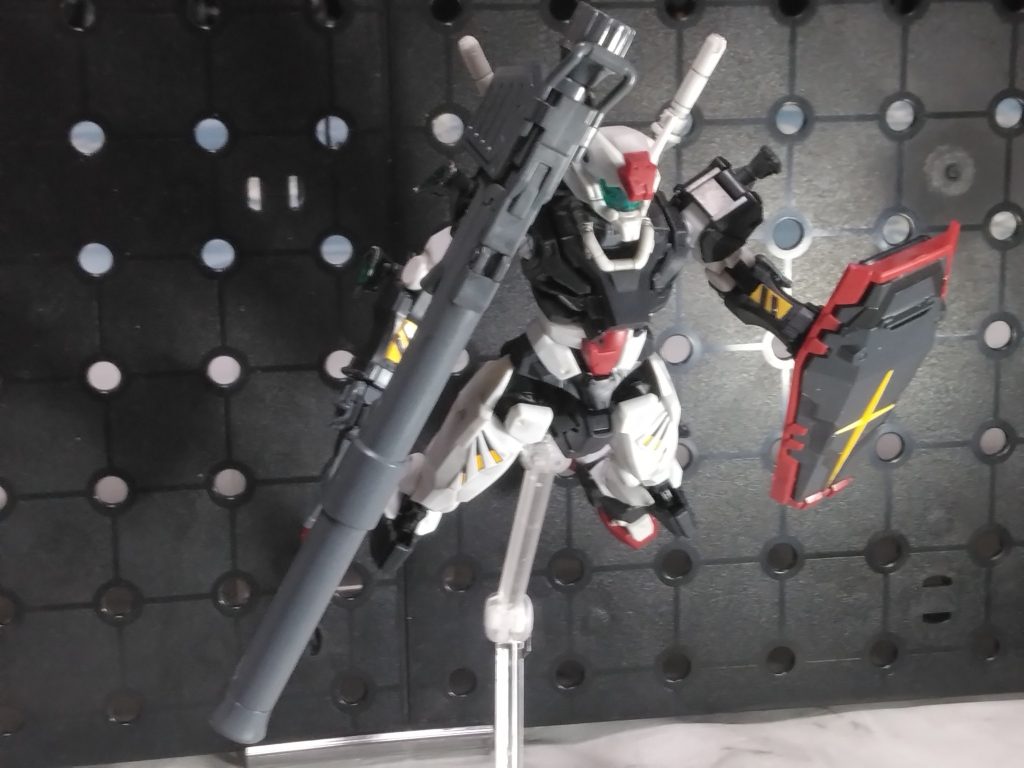 シャア　｢01ガンダムか…。｣戦闘シーンではバズーカとサーベルのいかにも初期装備で白いガンダムを迎撃に出ました。