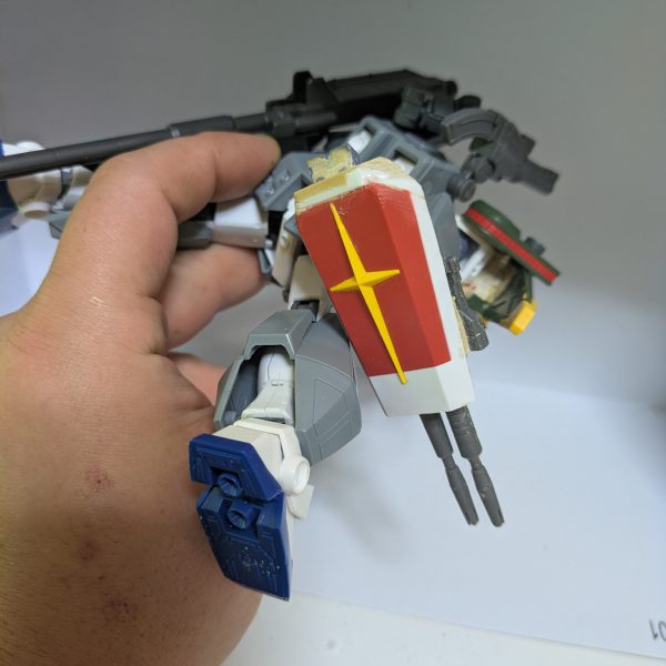 アレックスとジ・オリジンガンダムを合わせてみました‼️ショルダーのガトリングはランチャーストライクのものを左手の二連砲はバルバトスルプス?から右手の二連砲はジ・オリジンのガンダムの、ビームライフル2種類あるものを合体させてシールドにパテで取り付けました!アレックスの腕の小さいガトリングは胸部の両部に取り付けました。我ながらカッコ良くつくれたのではないでしょうか?まあ自己満足なんで人に押し付ける必要はないんですがね(ーー;)いいのができました?あと塗装ですね💦観て頂けた方ご覧頂きありがとうございます🙇皆様製作お疲れ様です🙇(2枚目)