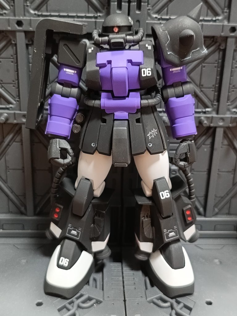 通常の黒い三連星ザクよりブラックやパープルを濃い目にしてみました