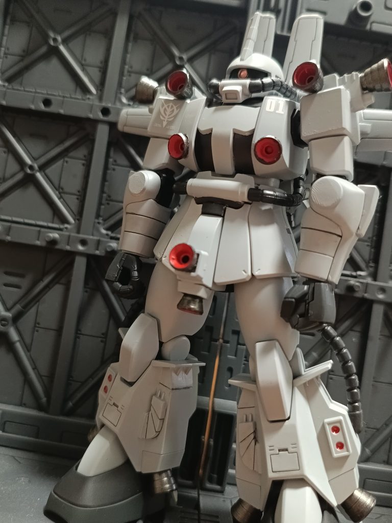 肩部のアーマーもザクフリッパーのものを切り取って接着し、バーニアも3個接着
