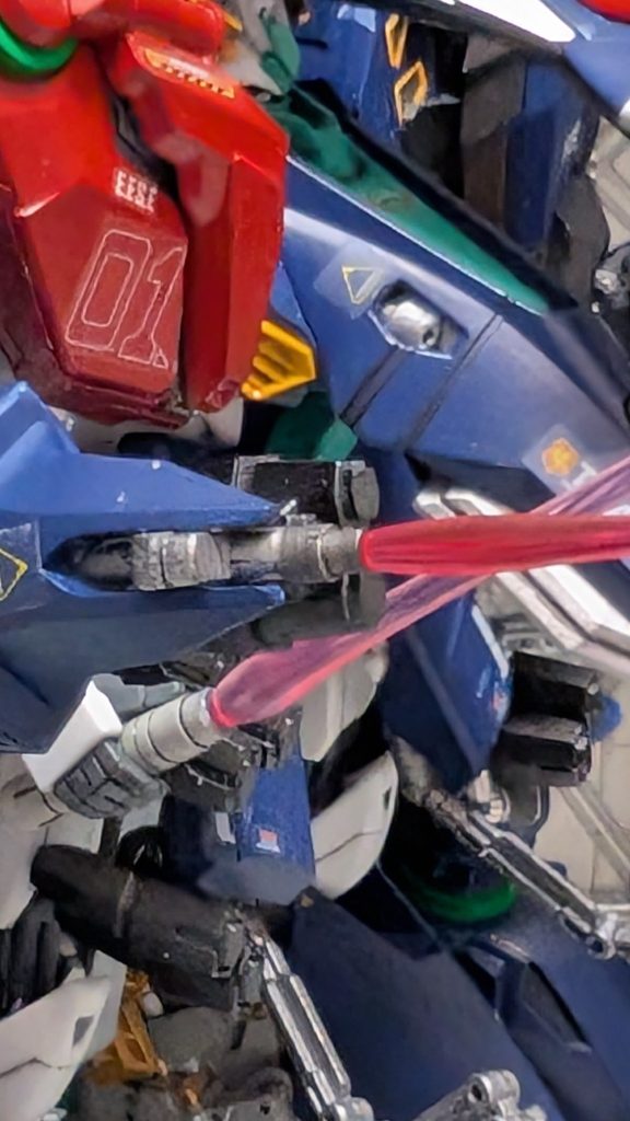 さらなる近接攻撃強化で両膝アーマーの裏側にガトリング砲を搭載、これだけ武装すればハサウェイに勝てるかも・・・。アップにするとアラが目立つ（汗）。