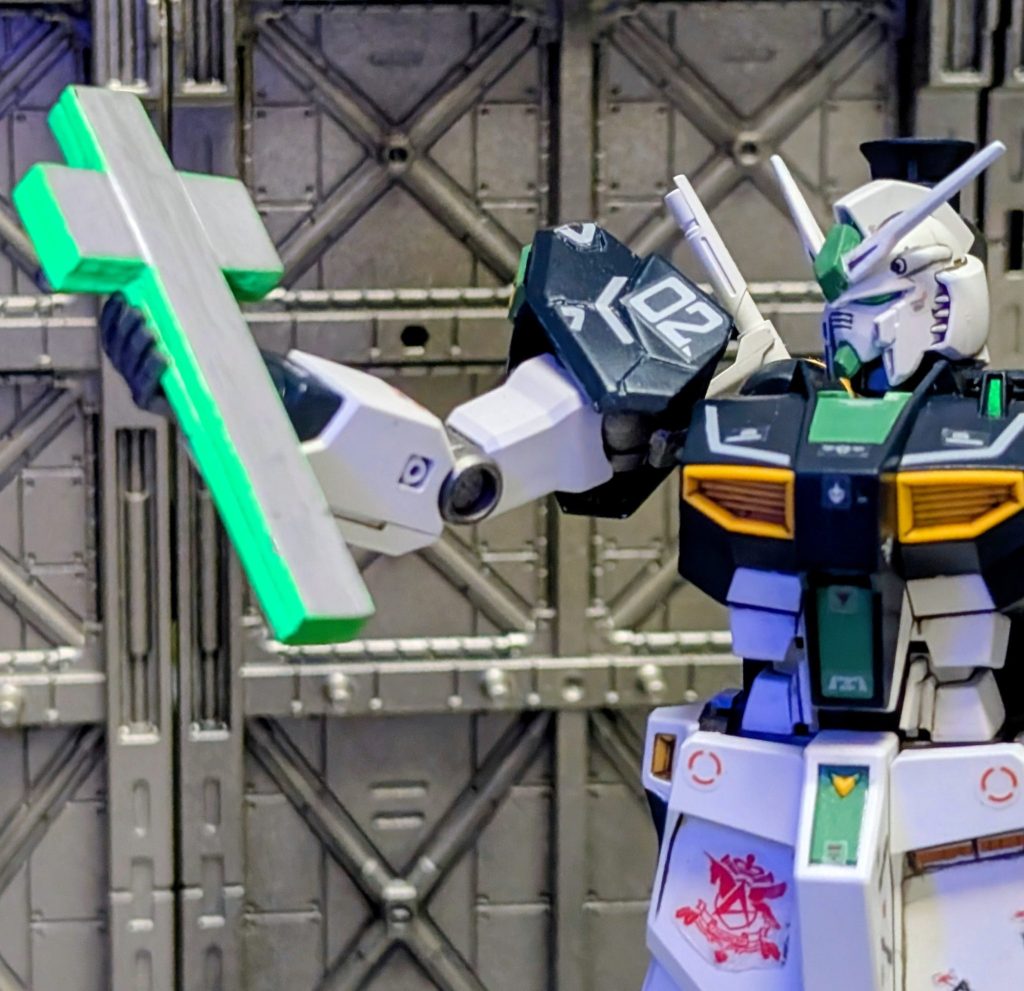 アリュゼウス発売前に作ったEG改造の量産型νガンダム。メタルロボット魂に寄せて肩はティターンズブルーに塗りました。このカラーが余ってアリュゼウスがティターンズカラーになりました（笑）。スジ彫り初めてやったのでボロボロです。ちなみにこの長さと角度の角2本のガンダムフェイスが一番のお気に入りです。あと中の人はティターンズカラーではありません。