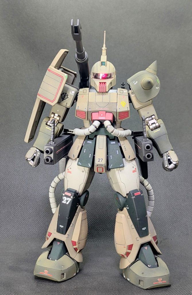 　　　全身ショット✨️各部スジボリ、ラインディテール、メタルボール、メタルパーツ、デカールをふんだんに使って前作のグフに負けず劣らず、ディテールアップしました👍️