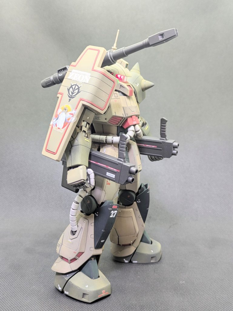 　　 サイドショット右✨️シールド他、付属のシールやドライデカールも使ってうるさくならない程度に貼付しました👍️因みにシールドのパーソナルマークはアルフレディーノ=ラム少尉のだそうです😅