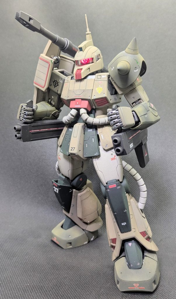 ここからは少しポージング✨️とはいえ、中距離支援モビルスーツですから汎用機の様に躍動感あるポージングはさすがにムリ😅先ずはビッグガンを構えて👍️