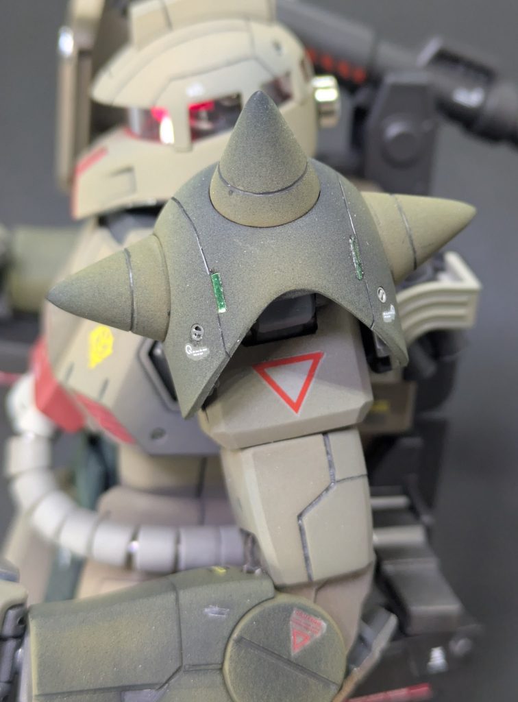 肩アーマーのアップ✨️いつものスジボリとセンサー設置でディテール追加してます👍️