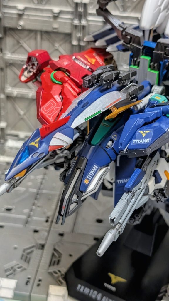 専用デカール買いましたが小さ過ぎて手に負えず、使わないまま残ってたPGガンダムMkⅡティターンズ仕様のと百均のシールを適当に貼りました。サイズ感が変でおまけに浮いてるし（汗）。