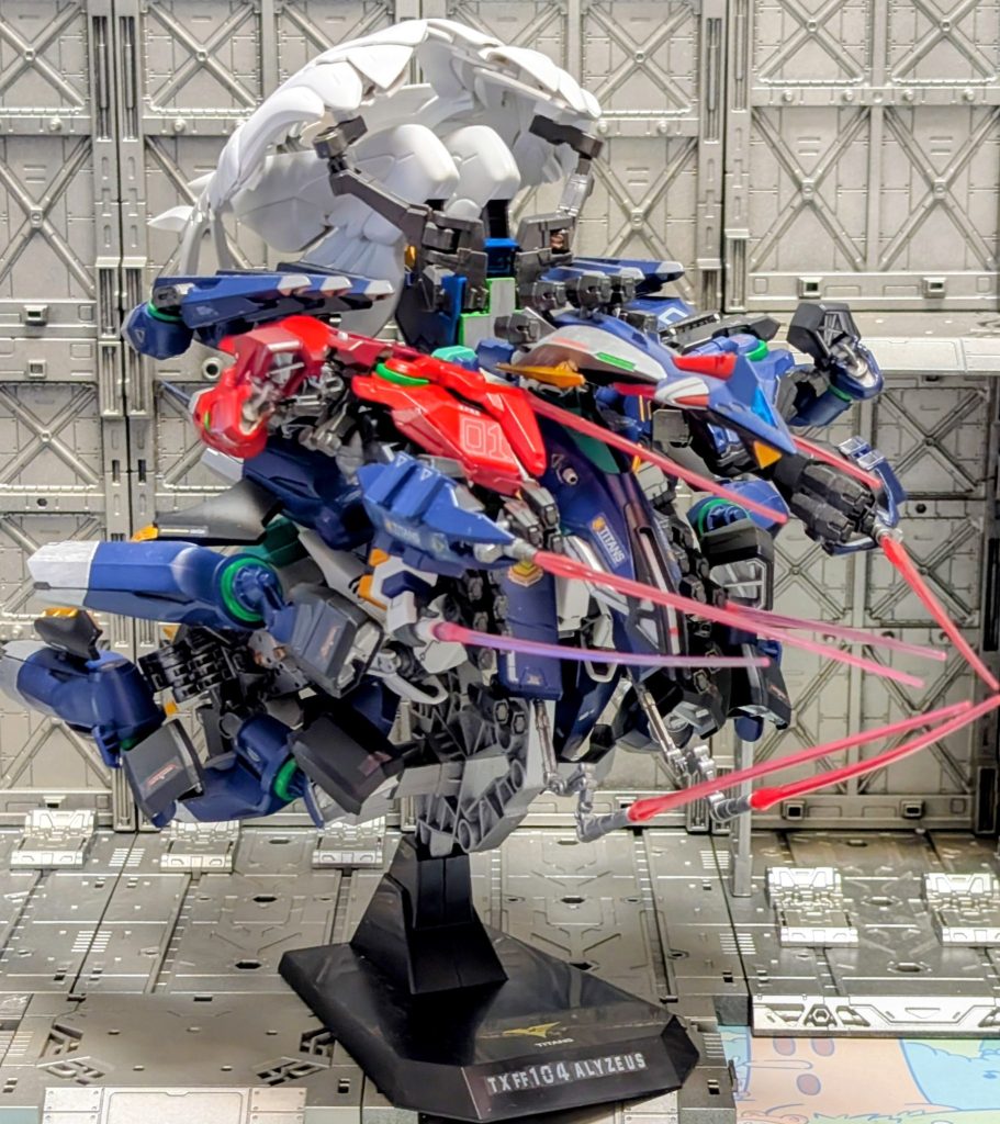蛍光グリーンをシェルフノズルのリングに、蛍光レッドを噴射口に塗ったのでUVライトで光ります。あれっ、量産型νガンダムの足裏の噴射口塗り忘れてる。