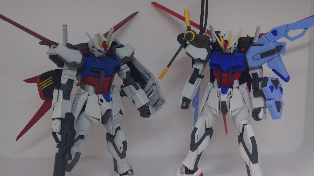 前に全塗装との比較です。左のストライクガンダムはグレー系の白です。並べてみるとよくわかりますね(gandam-hand1)