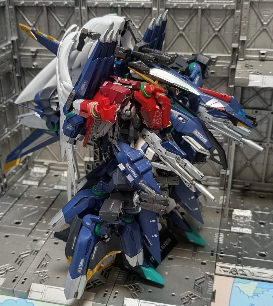 翼をたたんでオマケの試作ビームライフル両手持ちのMSフォーム