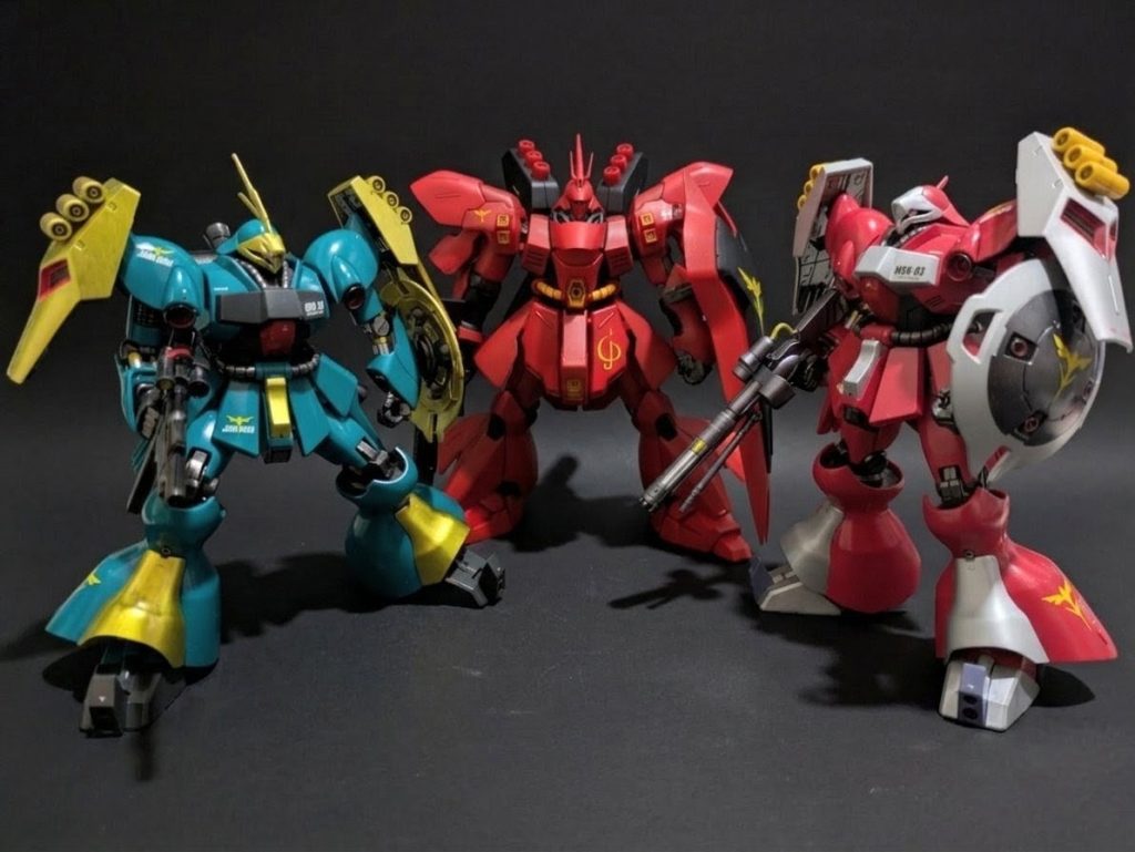 せっかくなので3機並べてみました！サザビーだけつや消し仕上げですけどね😁