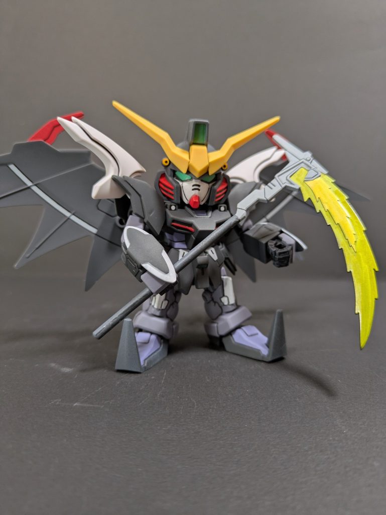 『ガンダムデスサイズヘルカスタム』という呼称がありますが、これはOVA(EndlessWaltz)バージョンの便宜的な呼称で、実際はEndlessWaltzでも『ガンダムデスサイズヘル』でありデザインが違うだけでアニメと同じ機体ですね😁旧キットはヘルカスタムで発売されてましたね🤔