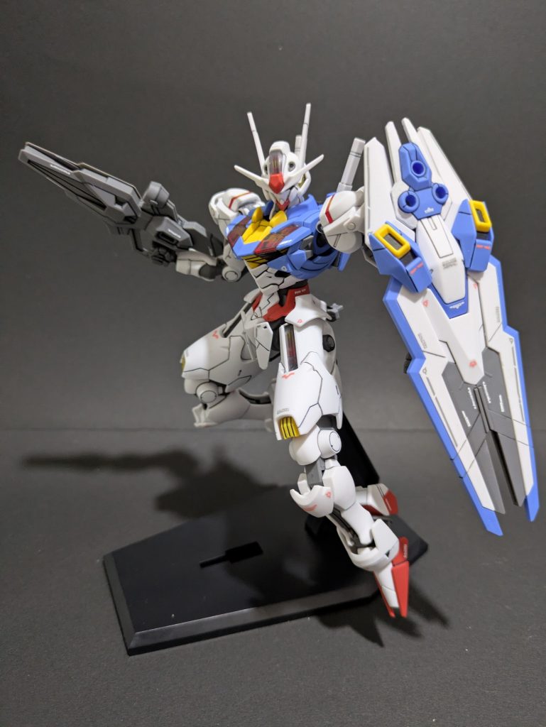 本体よりも目立つメイン武装!?であるエスカッシャンエスカッシャンはビット11基を合体したシールドで攻撃の際は全ビットが自律飛行しビーム射撃によるオールレンジ攻撃ができる防御の際にはビームを遮断するフィールドのようなものを発生できるしかも重力下でも使用できるというチート武装&nbsp;ビット状態は水星の魔女 ウェポンディスプレイベースがあれば飾れますが…ないので写真ありません🙇