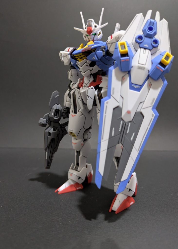 造形、可動もよく良キットですね✨️水星キットは規格が統一されており、腕や足などを一部特殊なものを除いて無改造で交換することができるとのこと‼️手軽にミキシング、カスタムできるのは良いですね😆水星キットは、わりと入手しやすく価格も昨今のHGにしては手にしやすい気がしますね😁他のキットも作ってみたいですね✨