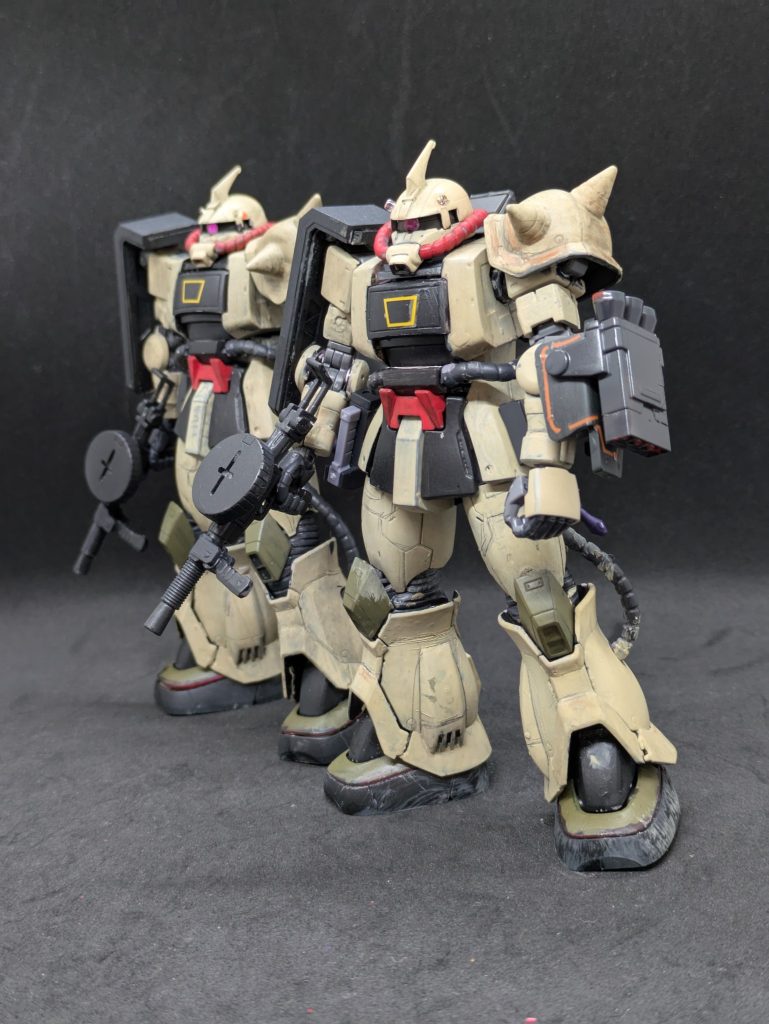 【機体について①】地球進行作戦で陸戦用に特化させたザクJ型ではあったが、地球の過酷な砂漠地域においては十分な戦果をあげることはできなかった。最終的にはグフとドムがこの任に当たる事になるが、配備されるまではJ型をベースに砂漠専用のD型ザクが開発されることとなった。主にアフリカ、西アジア戦線に配備され、中でもカラカル隊とピンクパンサー隊がアフリカ戦線で有名な部隊である。