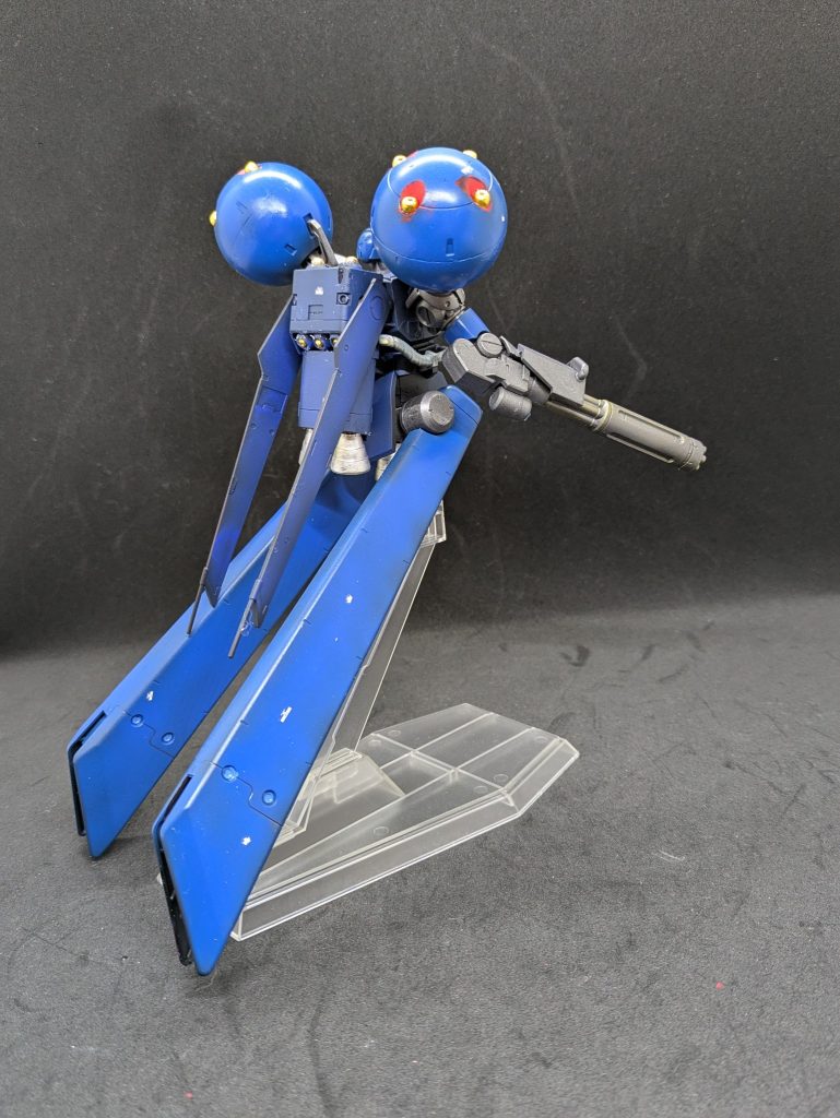 【キットについて】ドラッツェのキットはHGUC No.134として2011年11月に発売されました．その後再販もあったと思いますが、私は発売当初しか店頭で見たことはありません．本機はプレバンでユニコーン版として購入しました．0083版との違いは成型色。0083版では3連40mmバルカン砲とガトリングガンの選択式ですが、UC版はガトリングガン一択です。ビームサーベルの色も0083版は黄色、UC版はピンクとなっています。専用の台座が付属します。