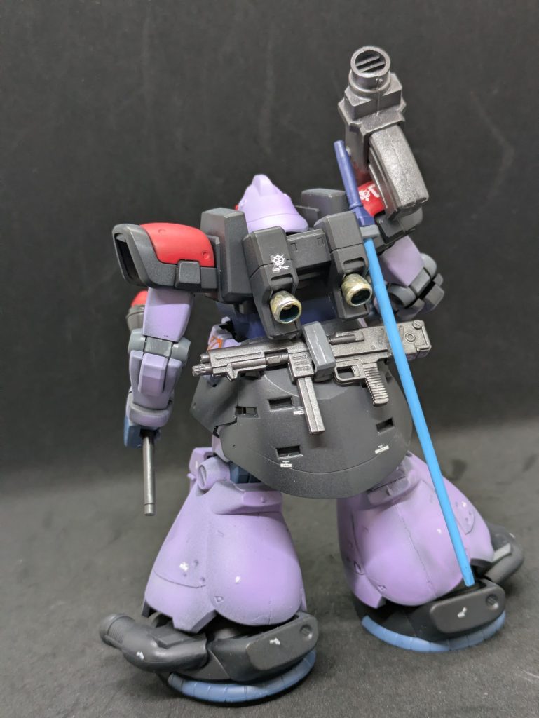 【星の屑作戦②】ロマンチストのデラーズの作戦計画。それはジオンが一年戦争当初に想定したコロニー落とし、すなわち第二のブリティッシュ作戦である。連邦軍は新たなガンダム計画を実行、何機か開発されるガンダムのうち一つが南極条約で禁止された核搭載可能であること。このガンダムを奪取し、コンペイトウ（旧ソロモン）で行われる観艦式の阻止、そして観艦式が行われている裏で廃棄コロニーを北米に穀倉地帯に落下させ、地球農作物自給率を低下させ、混乱に持っていくー。この作戦を行うために必要な最重要キーは核弾頭を搭載したガンダムである。0081年の頃からアナハイムエレクトロニクス社に潜伏させた工作員から新型ガンダムの開発の情報は入手できていたため。アクシズへも増援を要請している。（アクシズの位置から地球までの移動時間を加味のため）新型ガンダムの情報はアナハイム社からのスパイの情報が主であるが、ガンダム計画の連邦軍責任者ジョン・コーウェン中将の敵対する派閥の軍幹部からも情報が提供されている、との噂もあった。ガトーがガンダムを奪取した後にデラーズフリートに合流したシーマ中佐が計画書を読んだ時に「ピースが揃わないパズルを組み立てるようだ」と漏らした、と言われている。全てのピースを揃えるには参加する全員が同じ方向に向かっても困難なものであった。&nbsp;&nbsp;