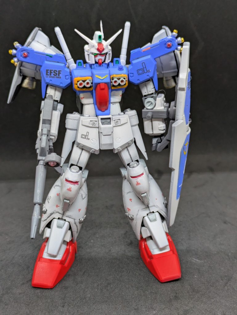【一年戦争後のガンダム開発】一年戦争は連邦軍の勝利に終わったが、あらためてモビルスーツ（以下MS）の有効性が認識され、戦後となった宇宙世紀0081年には公国軍のMS開発メーカーであるジオニック社を吸収したアナハイム・エレクトロニクス社（以下AE社）と連邦軍の共同開発という形で新たなガンダム計画が立案された。連邦軍はジョン・コーウェン中将が中心となり、連邦軍の指標を示しながらAE社が数機の試作機を提案していくという形となった。そして4機の試作ガンダム案が採用され、ロールアウトされることとなった。