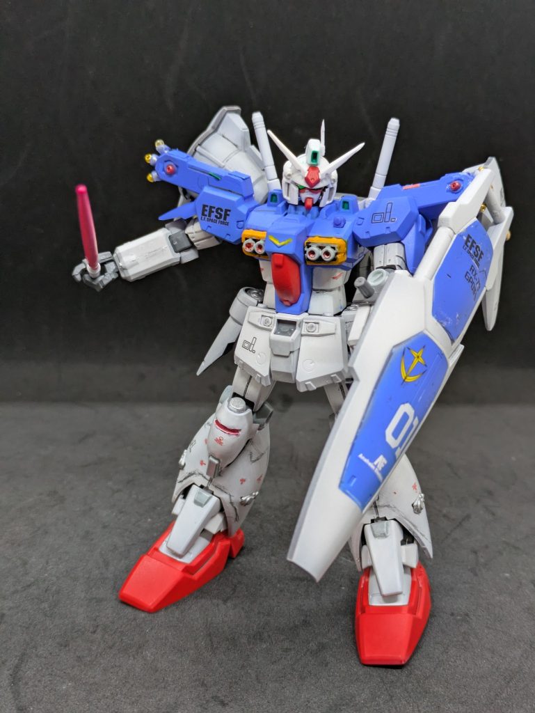 サーベルは古いキットなので、クリアパーツではありません。ポージングが下手くそすぎる。動くとはいえ、ガンプラなので、パキッとかバキッが怖いんですよね。特に古いキットは。