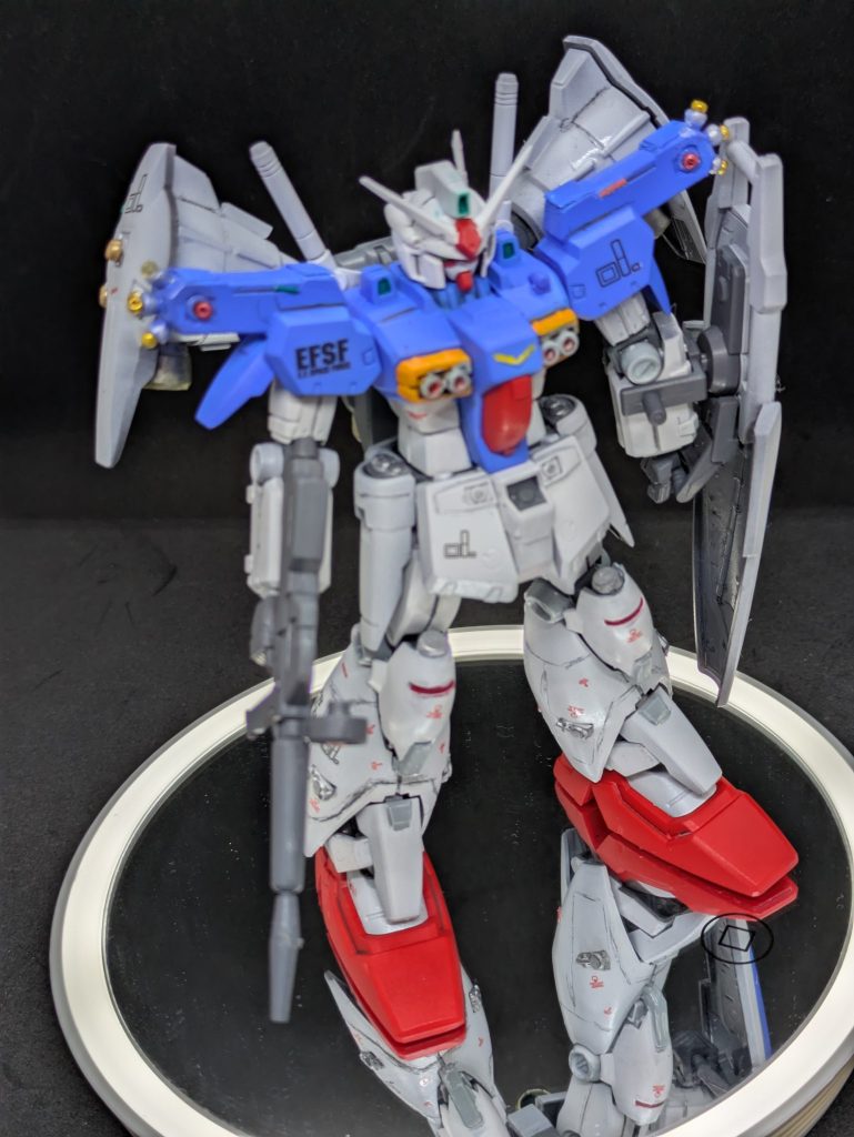 【コウとキース】本機は一年戦争を生き残ったベテランパイロットではなく、新米パイロットのコウ・ウラキ少尉（0083の主人公）が搭乗します。士官学校出のエリートなので操縦技術もあるはずですが、序盤は先輩パイロットに歯が立ちません。たまたまジオン残党の襲撃時に1号機の側にいたため、1号機に乗りこみ主戦となります。コウの友人のキースも操縦技術はあると思いますが、実戦経験に乏しいため、やや頼りなく見えますが、デラーズ紛争を無事に生き残ります。0083は短期間ながら彼らの成長物語でもあります。その後の描写はありませんが、ティターンズには転属していないため、エゥーゴにも参加せず正規軍のまま辺境域で勤務していたのでは？と思います。ユニコーンでバイアランカスタムに搭乗していた説もありますが、どうなんでしょうね。&nbsp;