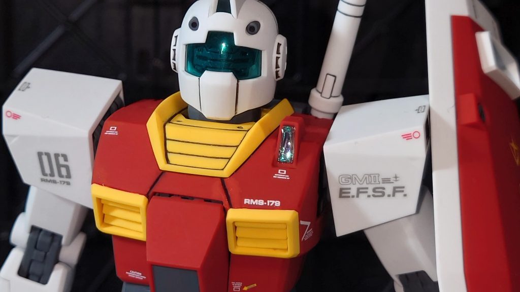 制作中に胸パーツをガッツリ割ってしまったので、ランナーパテで接合、それでも跡が目立つのでスジ彫りを追加しましたこの作業をしてる時に左肩のクリアパーツを紛失したのでシルバーのラピーテープを貼った上に緑のレジンで埋めました