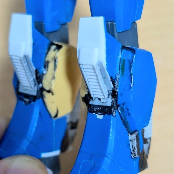 排気ダクトの制作テクニック的なもの&nbsp;※ネットで見たまんまの受け売りです。&nbsp;以前ネットで見た、小さな排気ダクトをスクラッチするの難しいよね……の解決策として、結束バンドを使うとそれっぽい見た目で、作業効率UP！するという情報を得たので実践してみました。&nbsp;するとどうでしょう、これがめっちゃくちゃいい感じになりました!!(このテクニック最初に思い付いた人凄すぎだろ……)（2枚目）