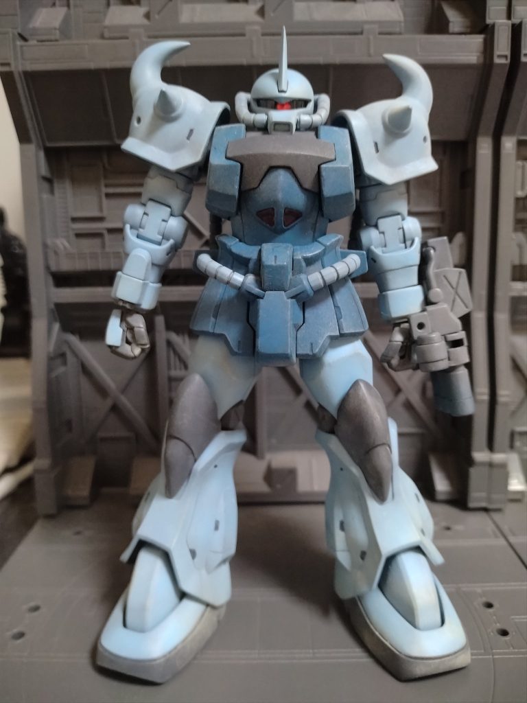 一応、非武装の正面になります。3連ガトリングは設定画にも描かれてるので標準装備としてます。肩のメインスパイクがキットのままでは貧素に感じたので旧HGUCのグフのスパイクを切取り移植してますから申し訳程度ですがミキシングコンに参加させてもらいました。&nbsp;