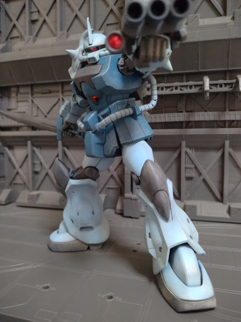 旧キットHG風のポージングです。本体の砂汚れや煤は汚しはウェザリングマスターを使用しエッジの細かい傷の変色は水性ホビーカラーでドライブラシで再現してます。ガトリングのセンサーは水性ホビーカラーアクリジョンのシルバーで下地を塗りクリアレッドで塗装してます。&nbsp;