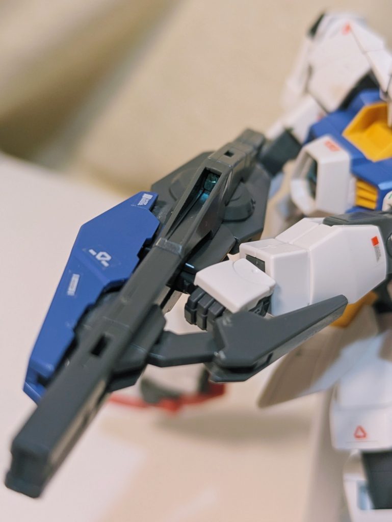 グリップを引き出し、ガード用装甲をアームで展開する事で、両手打ちのロングライフルモードへ✨重心が安定し、より長距離の狙撃が可能になります。