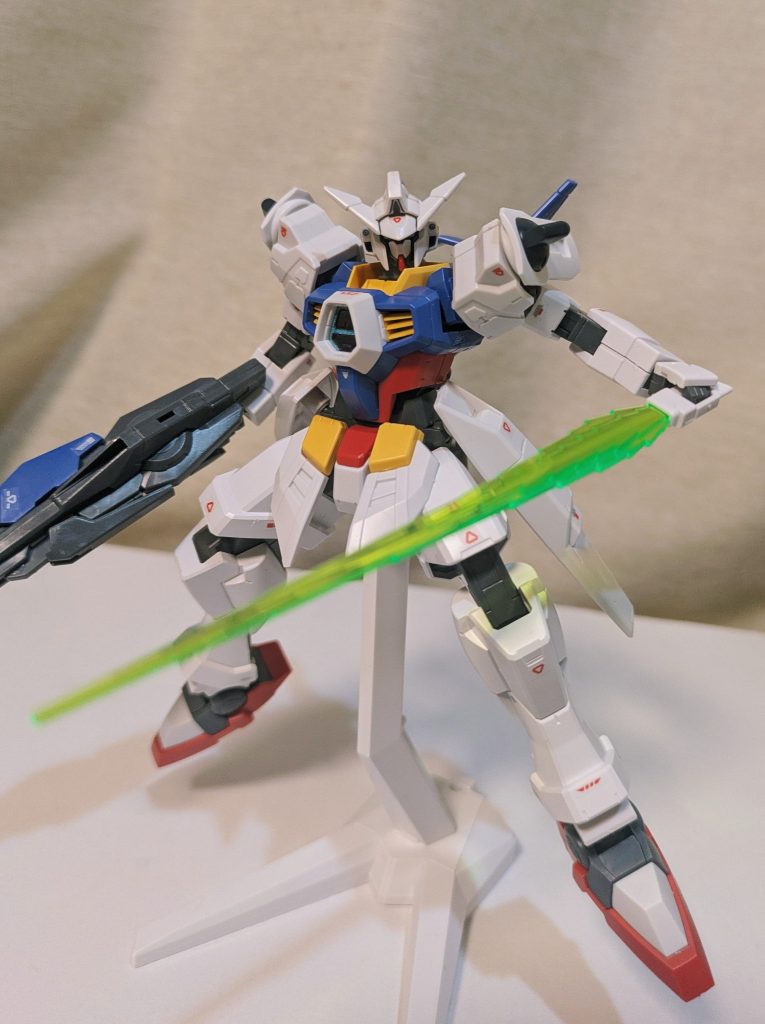 続いて肩に2つ装備された近接武器のビームブレイド！ダブルエックスの物を無改造で取り付けています。GXの武装はかっこいいなぁ……