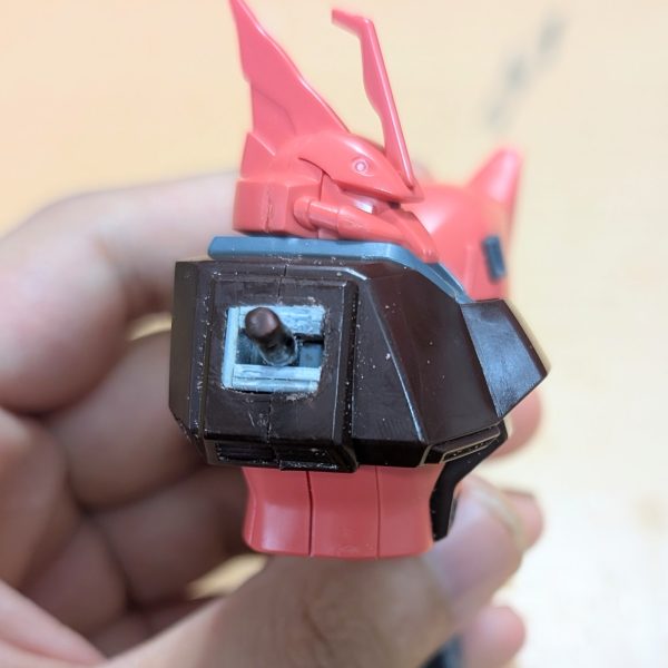 ゲルググJに肩関節の引き出し機構を追加&nbsp;可動範囲はまだまだ。胴体と肩アーマーが干渉して少ししか引き出せないので、もう少し腕を前に伸ばせるように干渉部位を削らないとなぁ……&nbsp;ゲルググJの肩アーマーはRGみたいな感じの取り付け方なので、後ハメ加工しなくて済むから楽でいいね。&nbsp;そろそろメインで制作してるブルーディスティニーに戻らないとなぁ……流石に塗装したいし。(おおまかには完成しているので、現在は全体の微調整&武装を制作中)（2枚目）