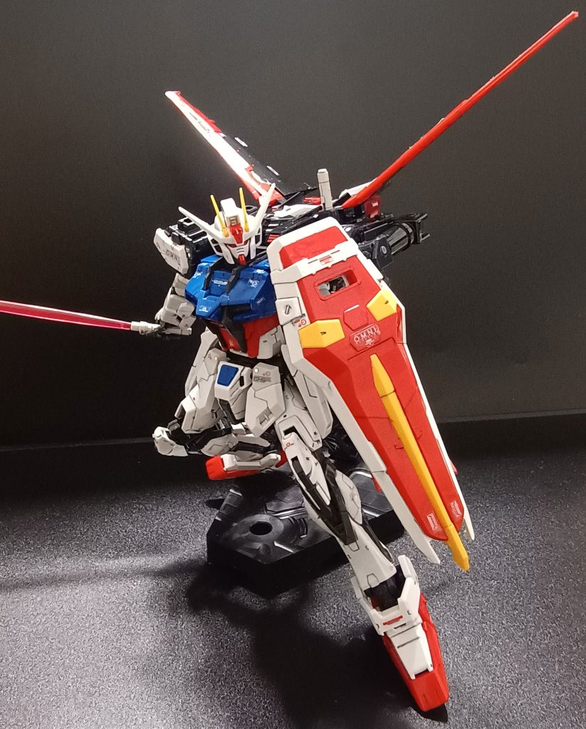 エール装着。初のガンプラは父親に買ってもらった旧ＨＧ　1/100エールストライクだったので思い入れもあります。後ろのバッテリーパックは初めて見たときこんなのあったっけ？ってなりました　苦笑