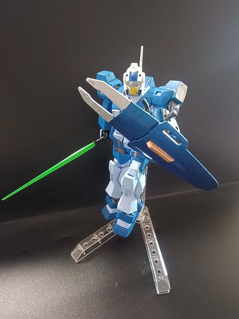 このキットは1/144ですが手のパーツが複数あって遊んでいて楽しいです。騎士風なポーズで。