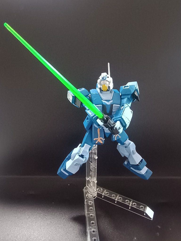 サーベル両手持ち。