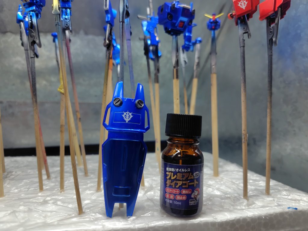 最後の仕上げはプレミアムダイアコートを試してみました。しっかりと拭き取ることがコツのようですね。ガンプラは細かいパーツが多く、車のような平面の多いモデルの方が向いてそうです！
