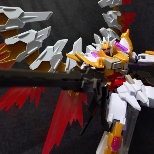 先日製作していたダブルオーベースの宿敵ポジとして組んでみました。カテドラル自体が白金なのでカルラのパーツは合うと思い試してみたらいい感じにまとまったのてはないかなぁ、と思います。（2枚目）