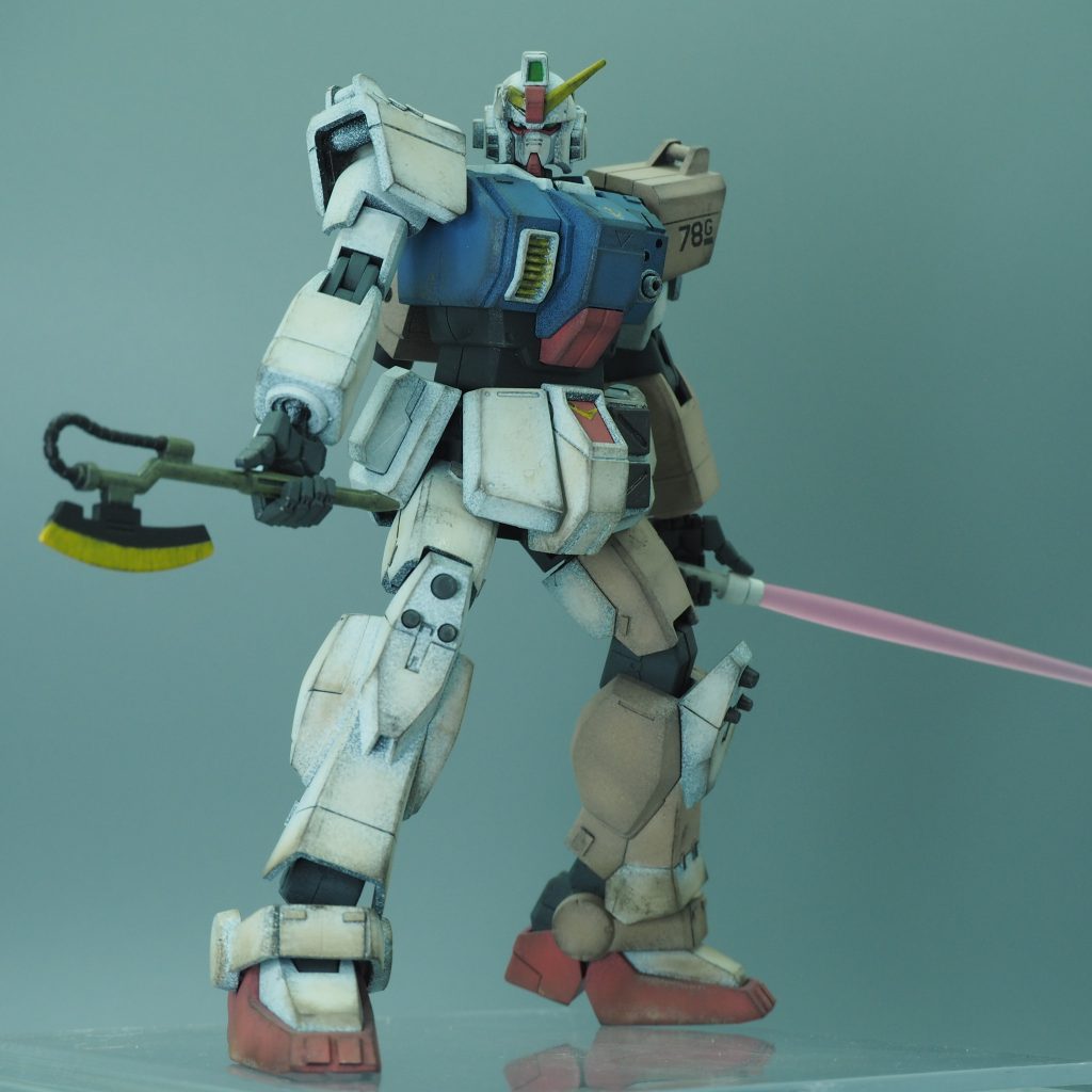 判りにくいですが、新旧HGUCのミキシングになっています。頭部、フロント・サイドアーマー、脚部がリバイブ、その他が旧No.になっています。また大腿部が長いので1mm短縮。リバイブでは腰が細い旧No.では脚が細いという不満点を解消し、好みのスタイルに仕上げました。（過去作のBD-1とほぼ同じ組み合わせ）