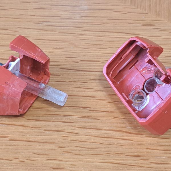 前回の投稿から作業した内容は少ないですが、各形態への差換えも時間が掛かるのでほぼ写真撮影のみです。(既に製作してた。)まずGブルイージー軽装型。この形態は第26話「復活のシャア」の冒頭でワンカットのみ登場します。ガンダムAパーツが無い形態です。2024年に販売になったロボット魂 Gアーマー ver.Anime ~ガンタム45周年記念~版 で初めて立体化された物です。2017年版にはこの形態を再現するパーツが無いそうです。これはGブル時の腕の保持の為の透明アクリル板でクローラー基部に乗せてるだけですが。現状ではメガサイズガンダムのシールドの保持パーツを使用しているので、シールド間はGブルと同一になり詰められませんが、追々専用のアクリル板を用いて、シールドとクローラーの間隔を詰めようと思います。メガサイズガンダムの腰の赤い部分は中央部で分割し、アクリルパイプで差し込み支持としています。下部分は短縮したシールドの余りで延長し、一回り太い上部が被さる様にし、上部分に3ヵ所のパイプ差し込み部分を設け、ガンダムを前屈、後傾出来る様にしました。下部分は延長した事で、前屈、後傾しても隙間が出来ない様にしています。ガンダム高起動型(ガンダムスカイ、ガンダムモビルアーマー型)時には、腰を後傾させて設置し、更にガンダム頭部を正面に向ける様に首部分の可動域を拡大しています。Gファイターにガンダムを乗せる時は、腰を前屈させて設置します。側面のエンジン部分がガンダムの重さに耐えられないので、現状では接着剤のビンで支持しています。 (3枚目)