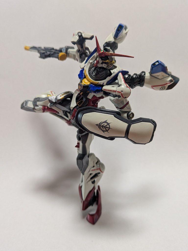 ジャンクパーツ内にあった謎のガンダム用アンテナを切って、切り出した非展開状態のアンテナ基部に接合したものを取り付けています。よりガンダムタイプらしくなりました。少し歪みが出てしまった（涙）